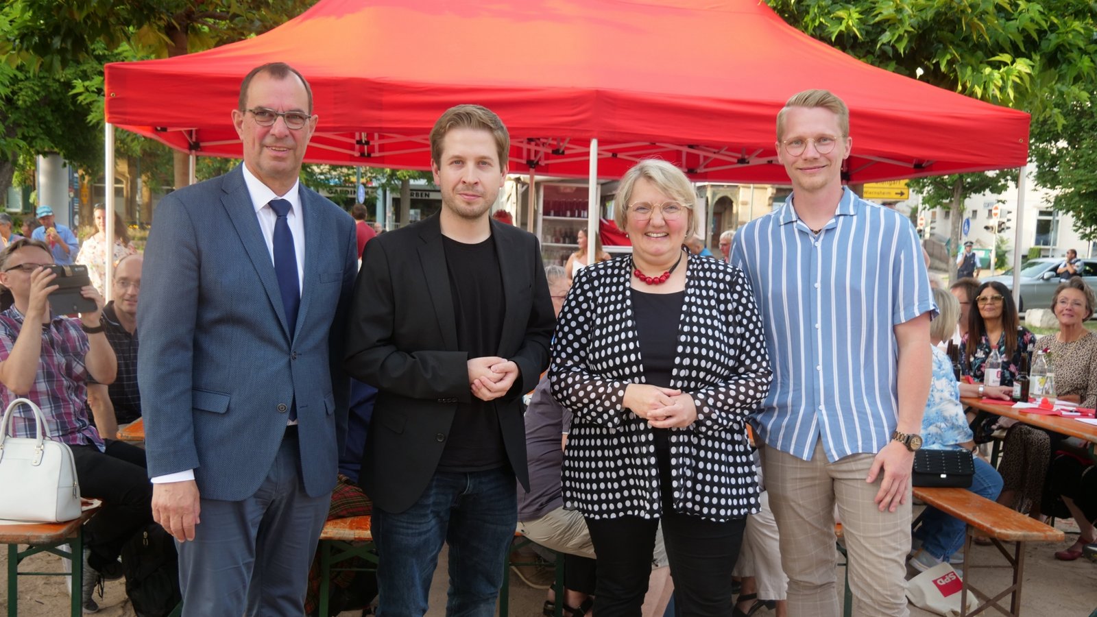 Gemeinsam feiern sie mit den Genossen das 125-jährige Bestehen des Ortsvereins Mühlacker: OB Frank Schneider, Kevin Kühnert, Katja Mast und Paul Renner (von links). Foto: Friedrich Gemeinsam feiern sie mit den Genossen das 125-jährige Bestehen des Ortsvereins Mühlacker: OB Frank Schneider, Kevin Kühnert, Katja Mast und Paul Renner (von links). Foto: Friedrich