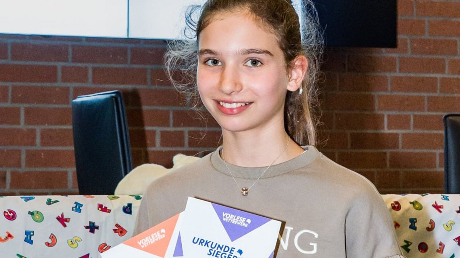 Mit einer Lesung aus „Keeper of the Lost Cities“ hat Noemi Weckenmann vom Stromberg-Gymnasium Vaihingen beim Kreisentscheid im Bereich West gewonnen. Foto: Landratsamt Mit einer Lesung aus „Keeper of the Lost Cities“ hat Noemi Weckenmann vom Stromberg-Gymnasium Vaihingen beim Kreisentscheid im Bereich West gewonnen. Foto: Landratsamt