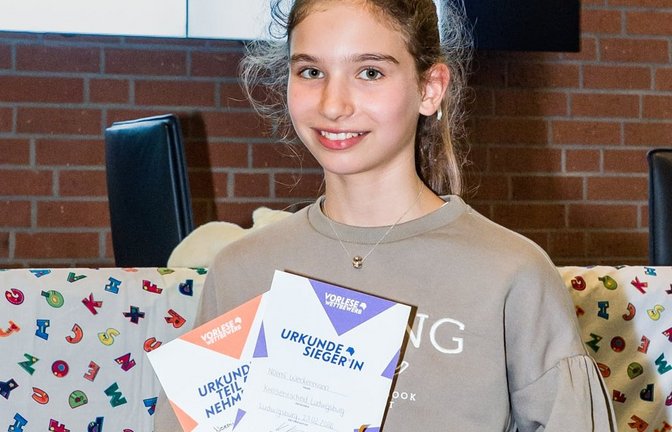 Mit einer Lesung aus „Keeper of the Lost Cities“ hat Noemi Weckenmann vom Stromberg-Gymnasium Vaihingen beim Kreisentscheid im Bereich West gewonnen. <span class='image-autor'>Foto: Landratsamt</span>