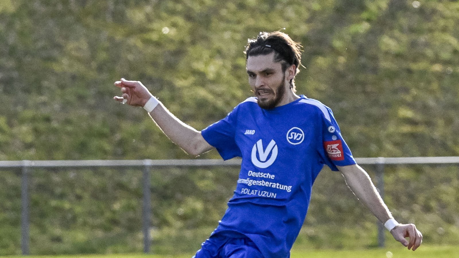 Der Ensinger Robin Carta (rechts) gibt alles, kommt aber nicht vor Illingens Zekeriya Tüney an den Ball. Foto: Leitner