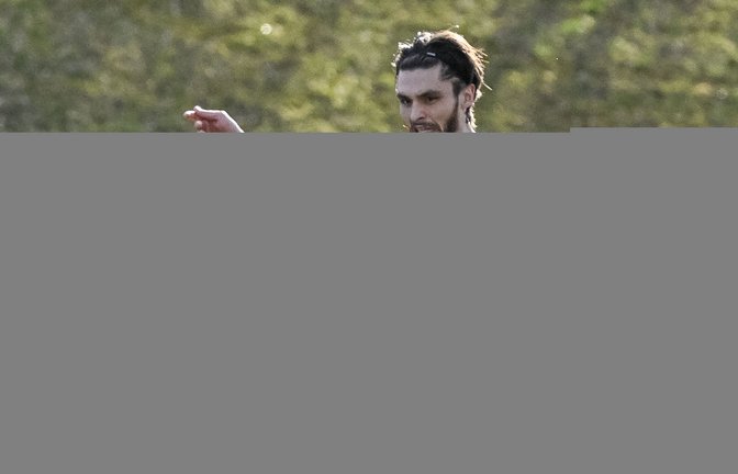 Der Ensinger Robin Carta (rechts) gibt alles, kommt aber nicht vor Illingens Zekeriya Tüney an den Ball. <span class='image-autor'>Foto: Leitner</span>