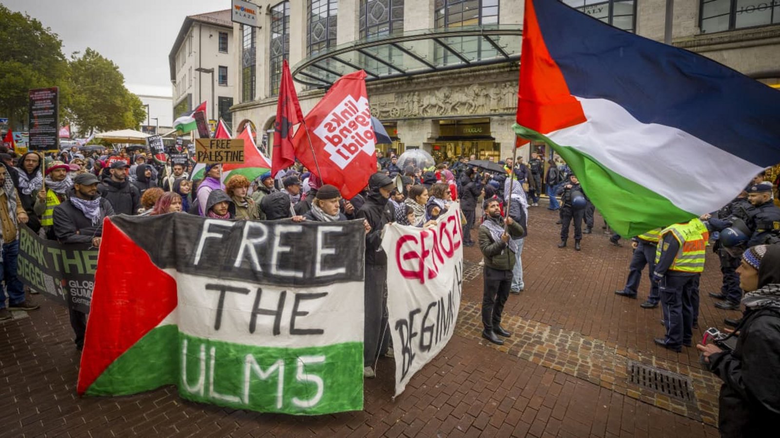 Protest gegen Waffenlieferungen an Israel: Rund 150 Menschen zogen durch Ulm.Matthias Kessler Protest gegen Waffenlieferungen an Israel: Rund 150 Menschen zogen durch Ulm.Matthias Kessler