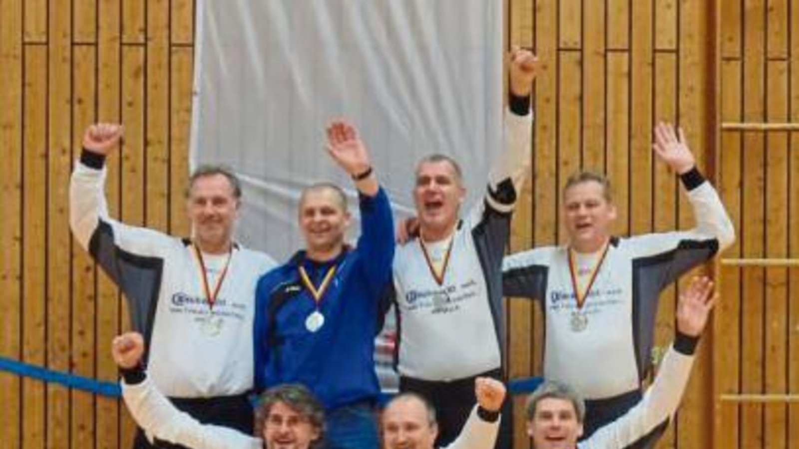 Männer 45 des TVO, stehend von links: Uwe Kaltenbach, Harald Knopf, Axel Schäffer und Thomas Berberich, kniend von links: Thomas Galster, Ralf Birk und Frank Neumann Foto: privat Männer 45 des TVO, stehend von links: Uwe Kaltenbach, Harald Knopf, Axel Schäffer und Thomas Berberich, kniend von links: Thomas Galster, Ralf Birk und Frank Neumann Foto: privat