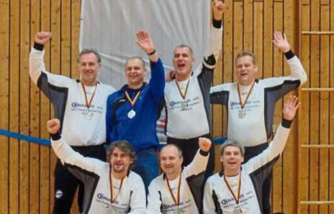 Männer 45 des TVO, stehend von links: Uwe Kaltenbach, Harald Knopf, Axel Schäffer und Thomas Berberich, kniend von links: Thomas Galster, Ralf Birk und Frank Neumann    Foto: privat