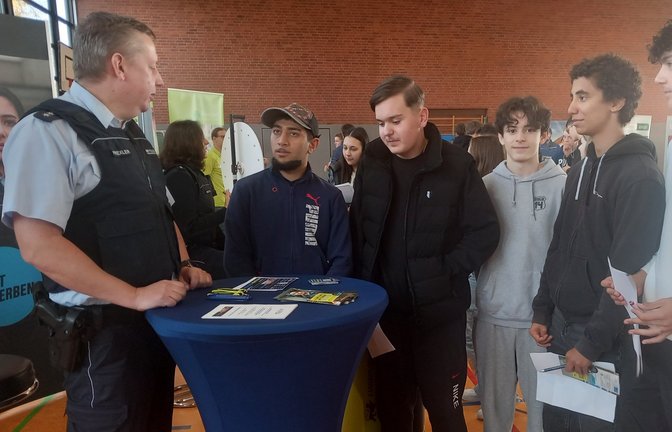 Welche Voraussetzungen gelten für eine Laufbahn bei der Polizei? Bei der Berufsmesse in Sachsenheim bekommen Jugendliche Antworten aus erster Hand.  <span class='image-autor'>Foto: Glemser</span>