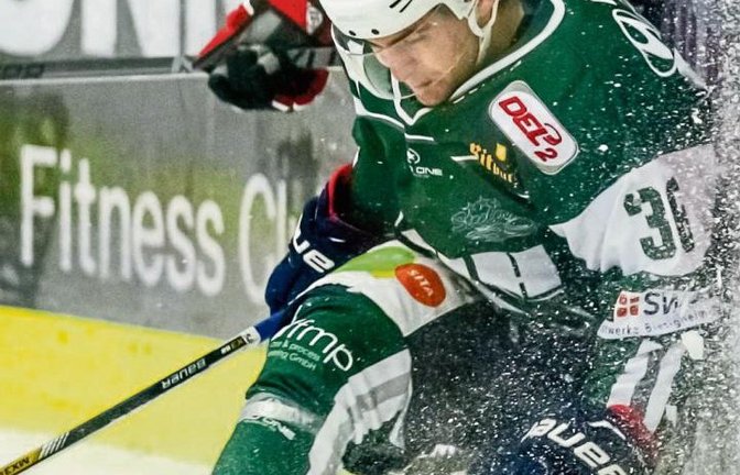 Benjamin Kronawitter (vorne) und die Bietigheim Steelers sind gegen die Frankfurt Löwen kurzzeitig ins Straucheln geraten, haben aber noch nach Verlängerung gewonnen. Foto: Archiv/Simecek