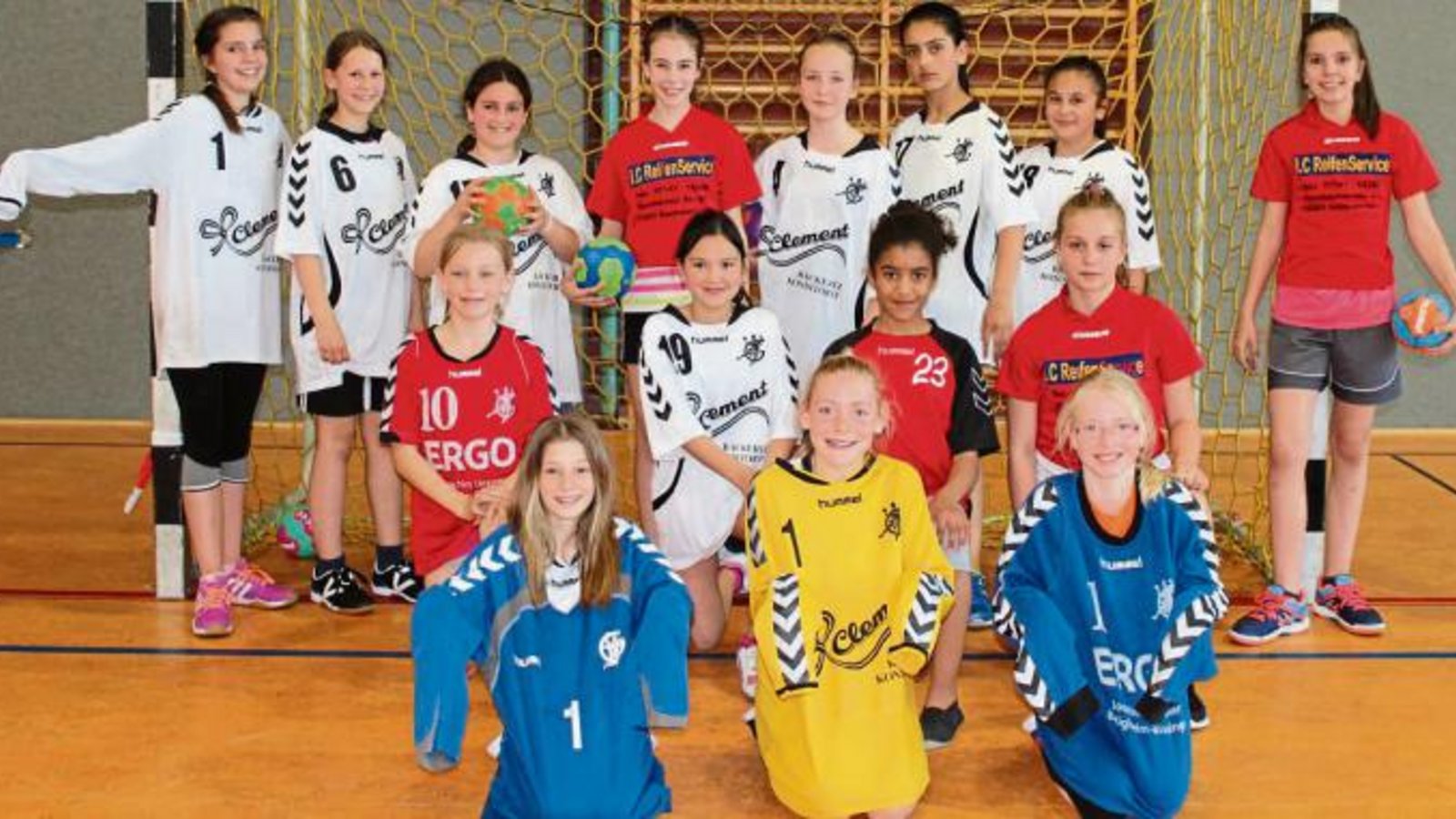 Langarm, Kurzarm, mal mit der einen, dann mit der anderen Werbung: Die Nachwuchshandballerinnen der weiblichen D-Jugend des HC Metter-Enz müssen Reste auftragen. Foto: privat Langarm, Kurzarm, mal mit der einen, dann mit der anderen Werbung: Die Nachwuchshandballerinnen der weiblichen D-Jugend des HC Metter-Enz müssen Reste auftragen. Foto: privat