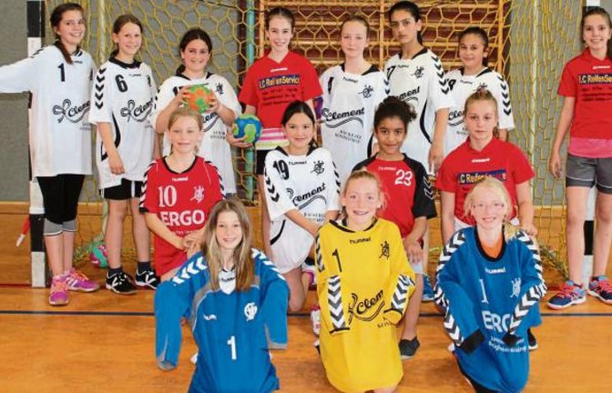 Langarm, Kurzarm, mal mit der einen, dann mit der anderen Werbung: Die Nachwuchshandballerinnen der weiblichen D-Jugend des HC Metter-Enz müssen Reste auftragen. Foto: privat