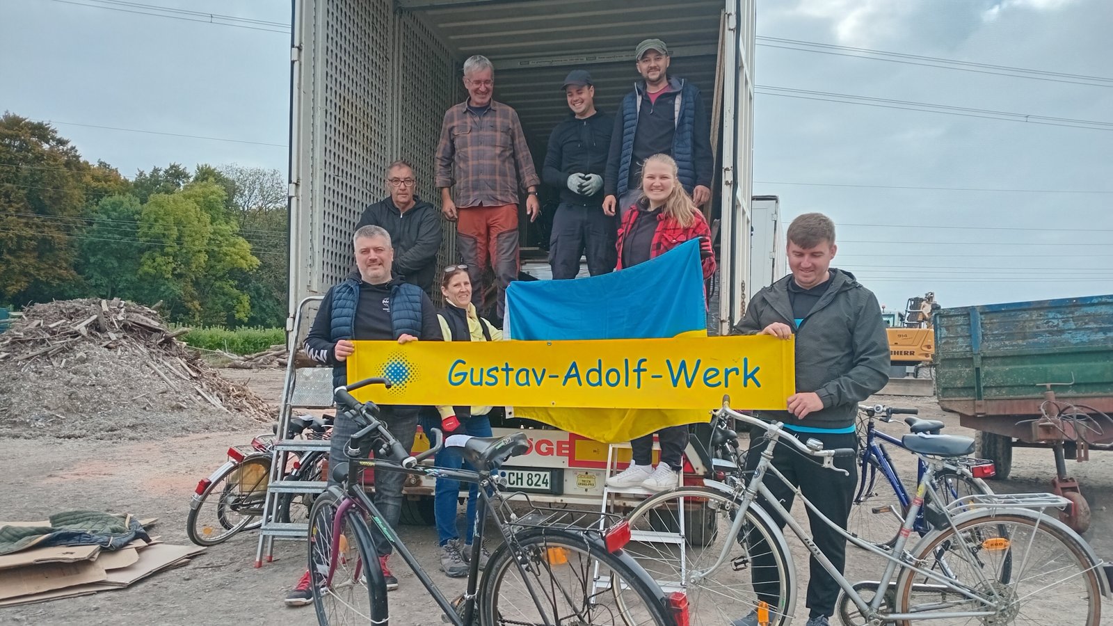 Kurz vor dem Aufbruch: Der Lastwagen wird mit Fahrrädern für Chmelnitzky beladen. Foto: p Kurz vor dem Aufbruch: Der Lastwagen wird mit Fahrrädern für Chmelnitzky beladen. Foto: p