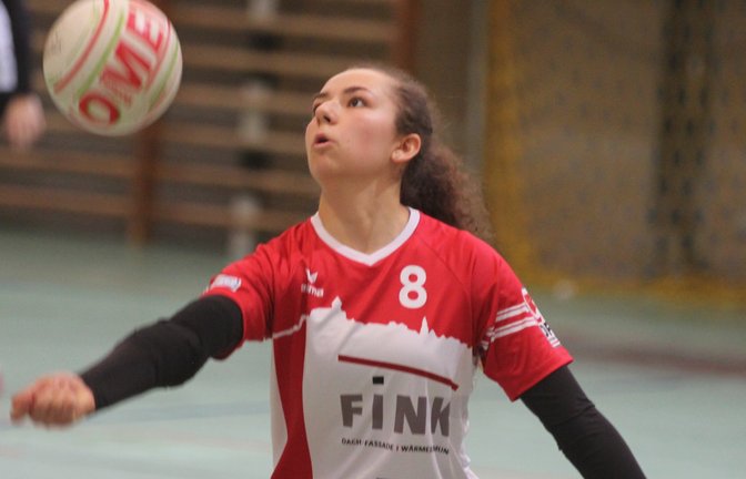Leoni Modenese hat drei Monate nach ihrer Knie-OP ihr Comeback bei den Frauen des TV Vaihingen gegeben. Die Abwehrspielerin wurde aber kaum gefordert, weil sie „auf der offenen Seite stand“, sagt TVV-Trainer Carsten Reitschuster. Foto: Nachreiner<span class='image-autor'>Foto: Nachreiner</span>
