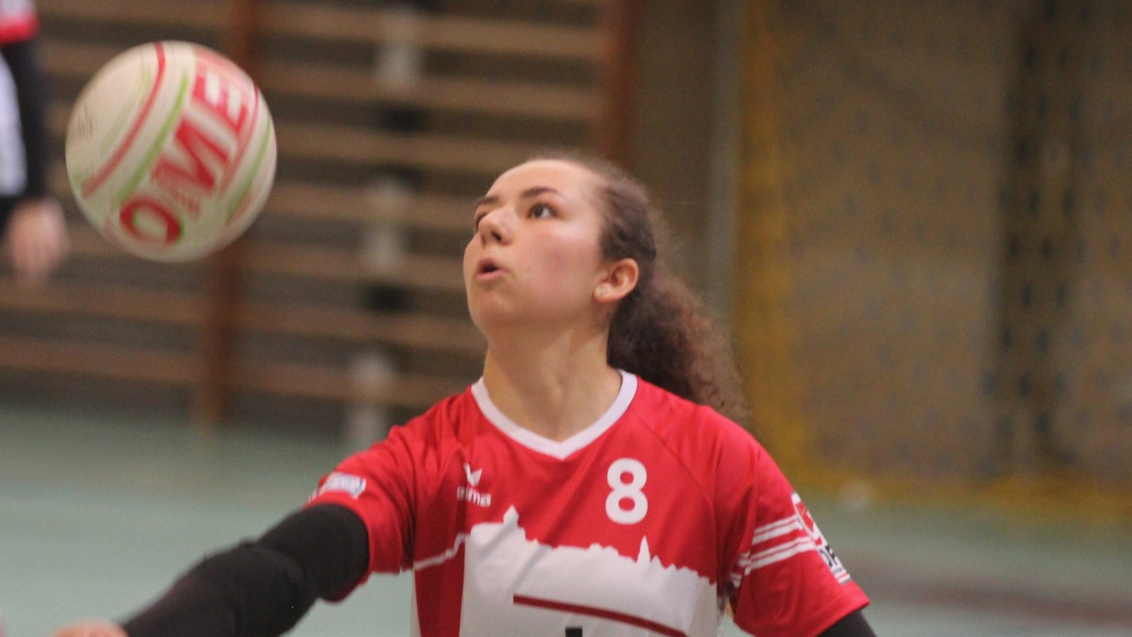 Leoni Modenese hat drei Monate nach ihrer Knie-OP ihr Comeback bei den Frauen des TV Vaihingen gegeben. Die Abwehrspielerin wurde aber kaum gefordert, weil sie „auf der offenen Seite stand“, sagt TVV-Trainer Carsten Reitschuster. Foto: NachreinerFoto: Nachreiner