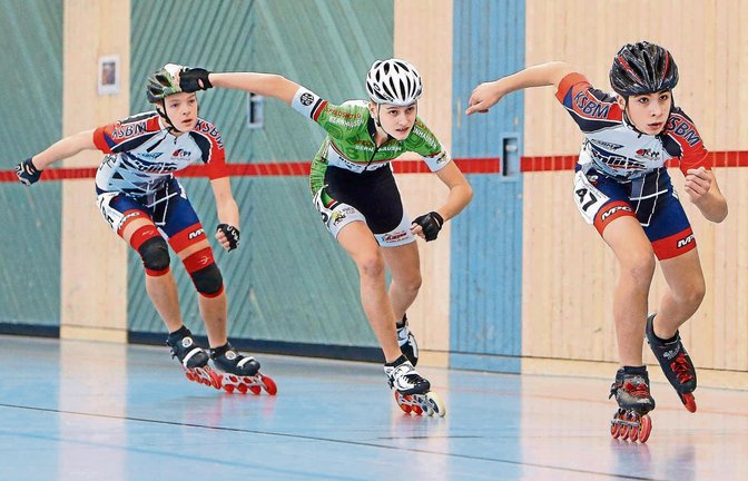 Auf Rollen rasant unterwegs: Luca Berti (Mitte) vom TSV Bernhausen zwischen zwei Skatern aus Prag beim internationalen Speedskating-Wettkampf in Bernhausen Foto: Baumann