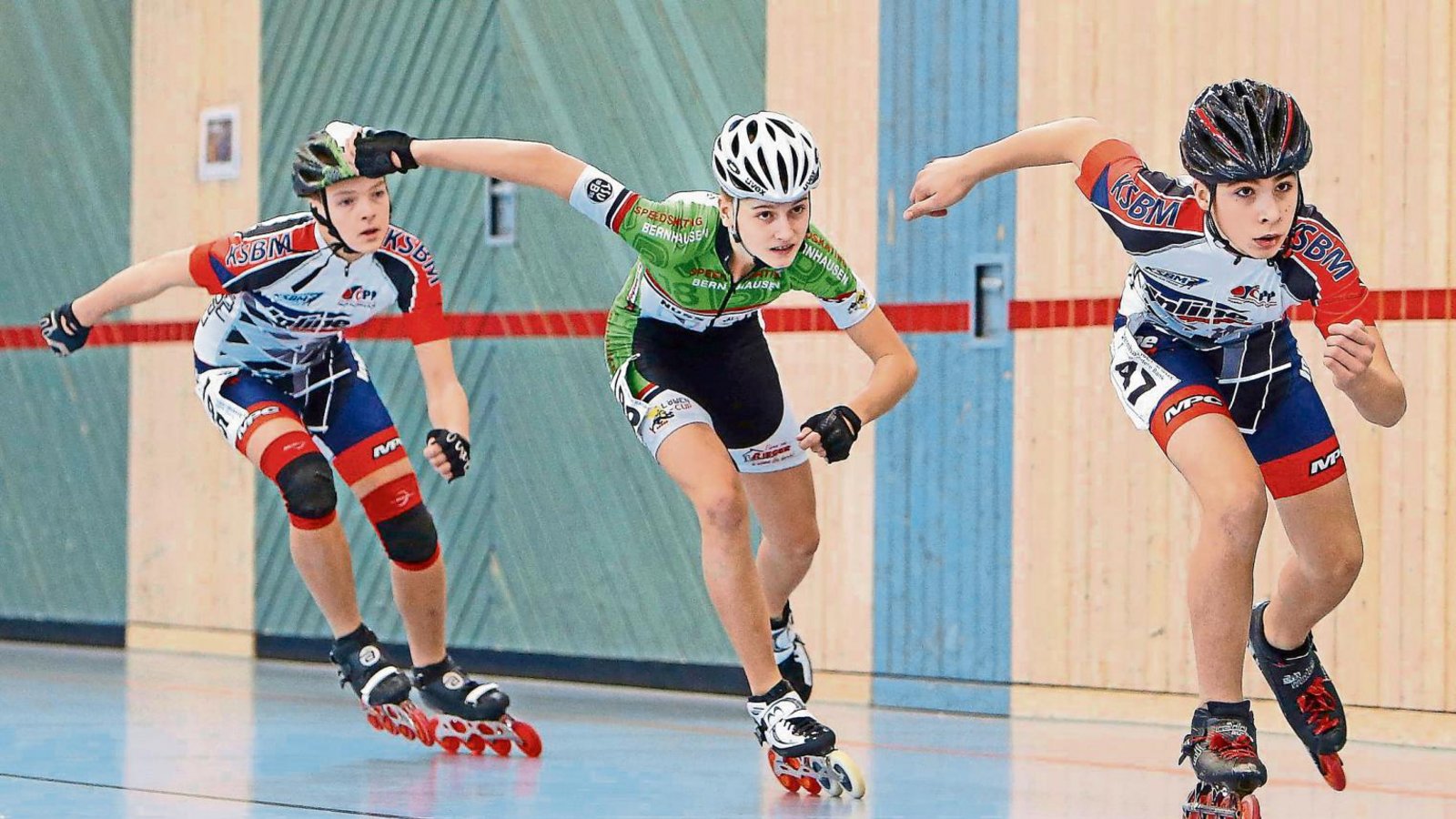Auf Rollen rasant unterwegs: Luca Berti (Mitte) vom TSV Bernhausen zwischen zwei Skatern aus Prag beim internationalen Speedskating-Wettkampf in Bernhausen Foto: Baumann Auf Rollen rasant unterwegs: Luca Berti (Mitte) vom TSV Bernhausen zwischen zwei Skatern aus Prag beim internationalen Speedskating-Wettkampf in Bernhausen Foto: Baumann