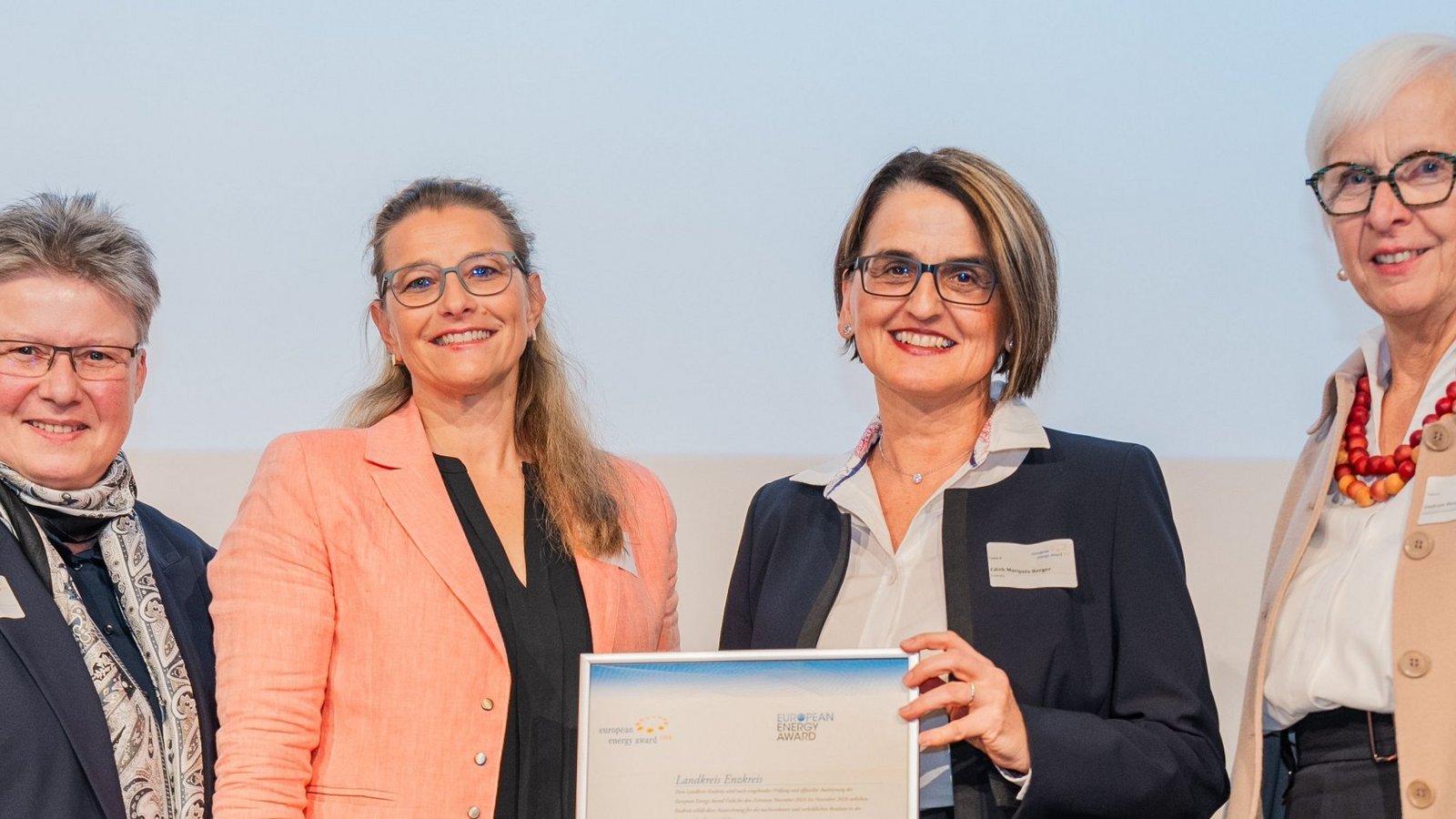 Gudrun Heute-Bluhm, Präsidentin des Internationalen eea-Forums (rechts), und Thekla Heinel, Bereichsleiterin der Beratungs- und Service-Gesellschaft Umwelt (links), gratulieren Miriam Mayer (Zweite von links) und Edith Marqués Berger vom Landratsamt Enzkreis. Foto: Gorcovska Gudrun Heute-Bluhm, Präsidentin des Internationalen eea-Forums (rechts), und Thekla Heinel, Bereichsleiterin der Beratungs- und Service-Gesellschaft Umwelt (links), gratulieren Miriam Mayer (Zweite von links) und Edith Marqués Berger vom Landratsamt Enzkreis. Foto: Gorcovska