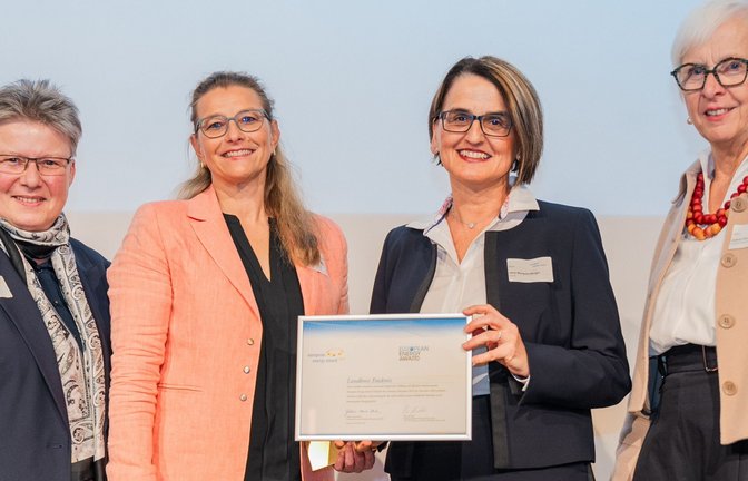 Gudrun Heute-Bluhm, Präsidentin des Internationalen eea-Forums (rechts), und Thekla Heinel, Bereichsleiterin der Beratungs- und Service-Gesellschaft Umwelt (links), gratulieren Miriam Mayer (Zweite von links) und Edith Marqués Berger vom Landratsamt Enzkreis.  <span class='image-autor'>Foto: Gorcovska</span>