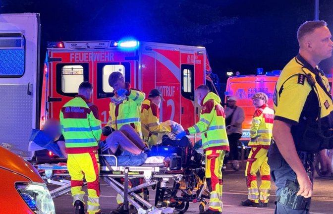 Einsatzkräfte kümmern sich in Berlin um Verletzte.<span class='image-autor'>Andreas Rabenstein/dpa</span>
