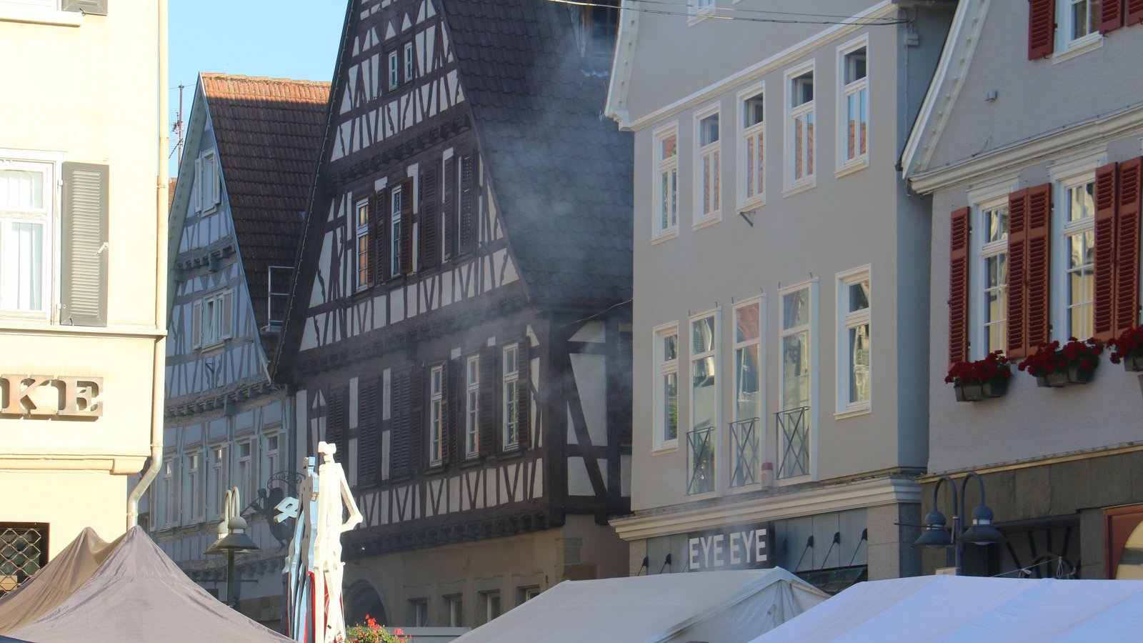 Rauchschwaden überm Festtreiben.