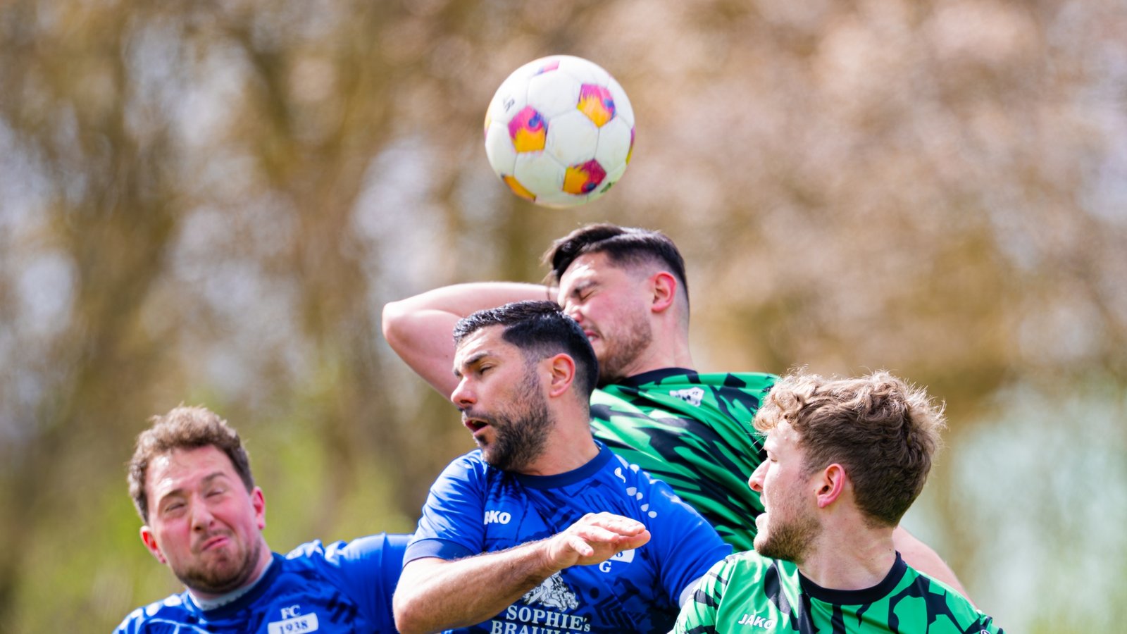 Hart umkämpft ist das Derby zwischen dem VfR Sersheim (grüne Trikots) und der SGM Gündelbach/Häfnerhaslach. Foto: Krause Hart umkämpft ist das Derby zwischen dem VfR Sersheim (grüne Trikots) und der SGM Gündelbach/Häfnerhaslach. Foto: Krause