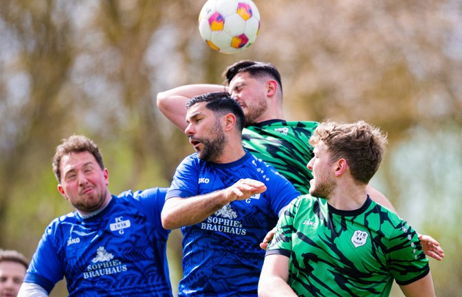 Hart umkämpft ist das Derby zwischen dem VfR Sersheim (grüne Trikots) und der SGM Gündelbach/Häfnerhaslach. <span class='image-autor'>Foto: Krause</span>