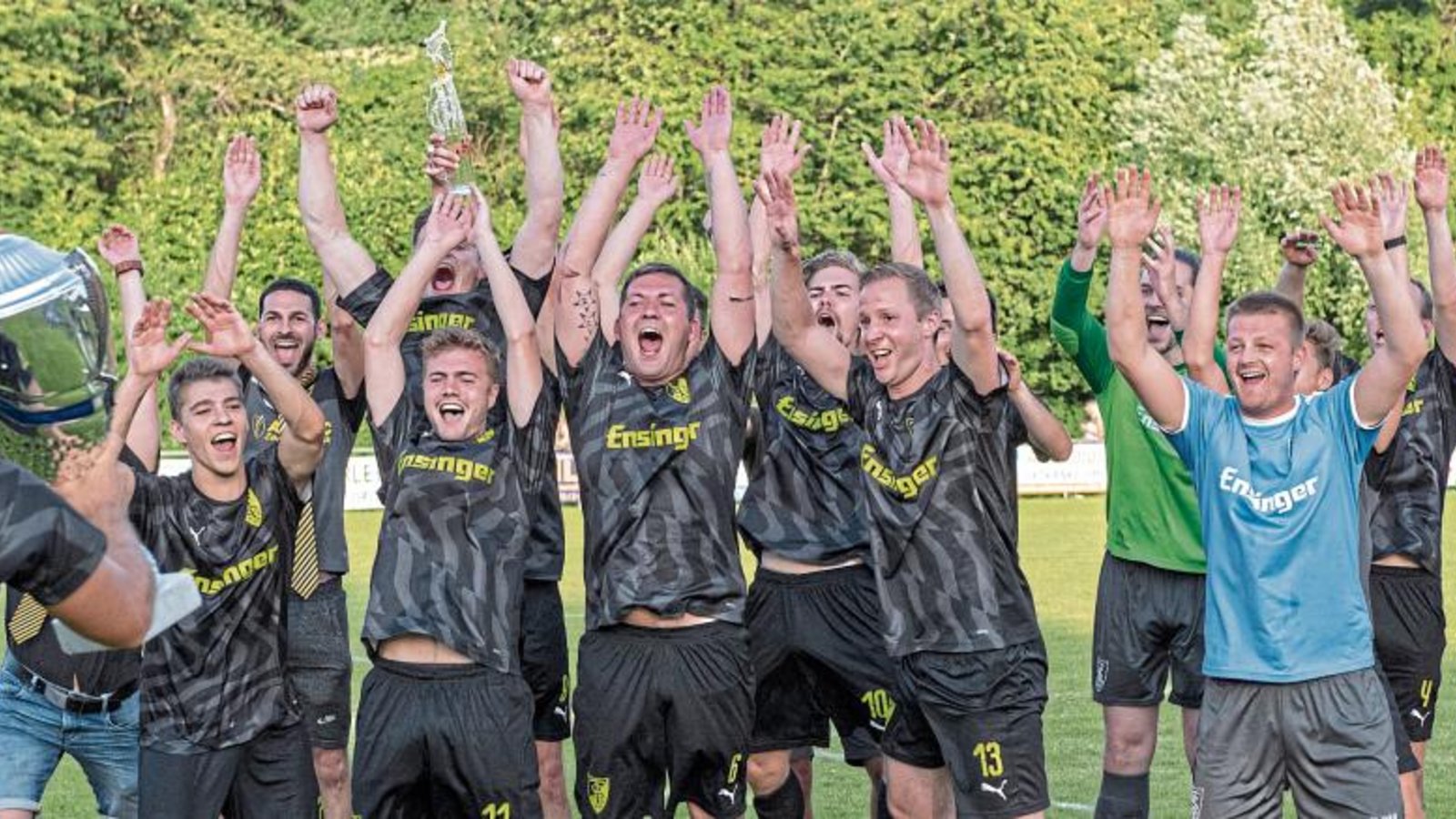 Die Fußballer des TSV Ensingen bejubeln den ersten Turniersieg beim Vaihinger Stadtpokal seit 27 Jahren. Foto: Leitner
