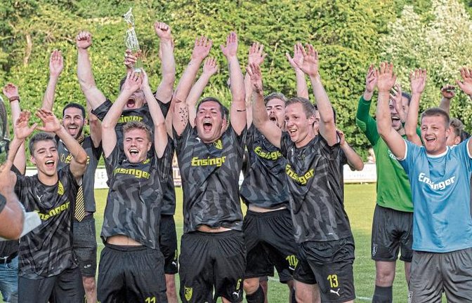 Die Fußballer des TSV Ensingen bejubeln den ersten Turniersieg beim Vaihinger Stadtpokal seit 27 Jahren. Foto: Leitner