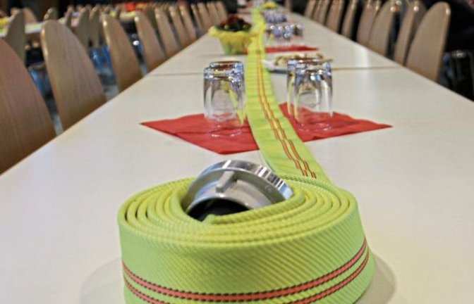 Geradezu frühlingshaft wirkt dieser Feuerwehrschlauch, der bei der Hauptversammlung der Sachsenheimer Feuerwehr in Hohenhaslach als Dekoration diente.  Foto: Rücker