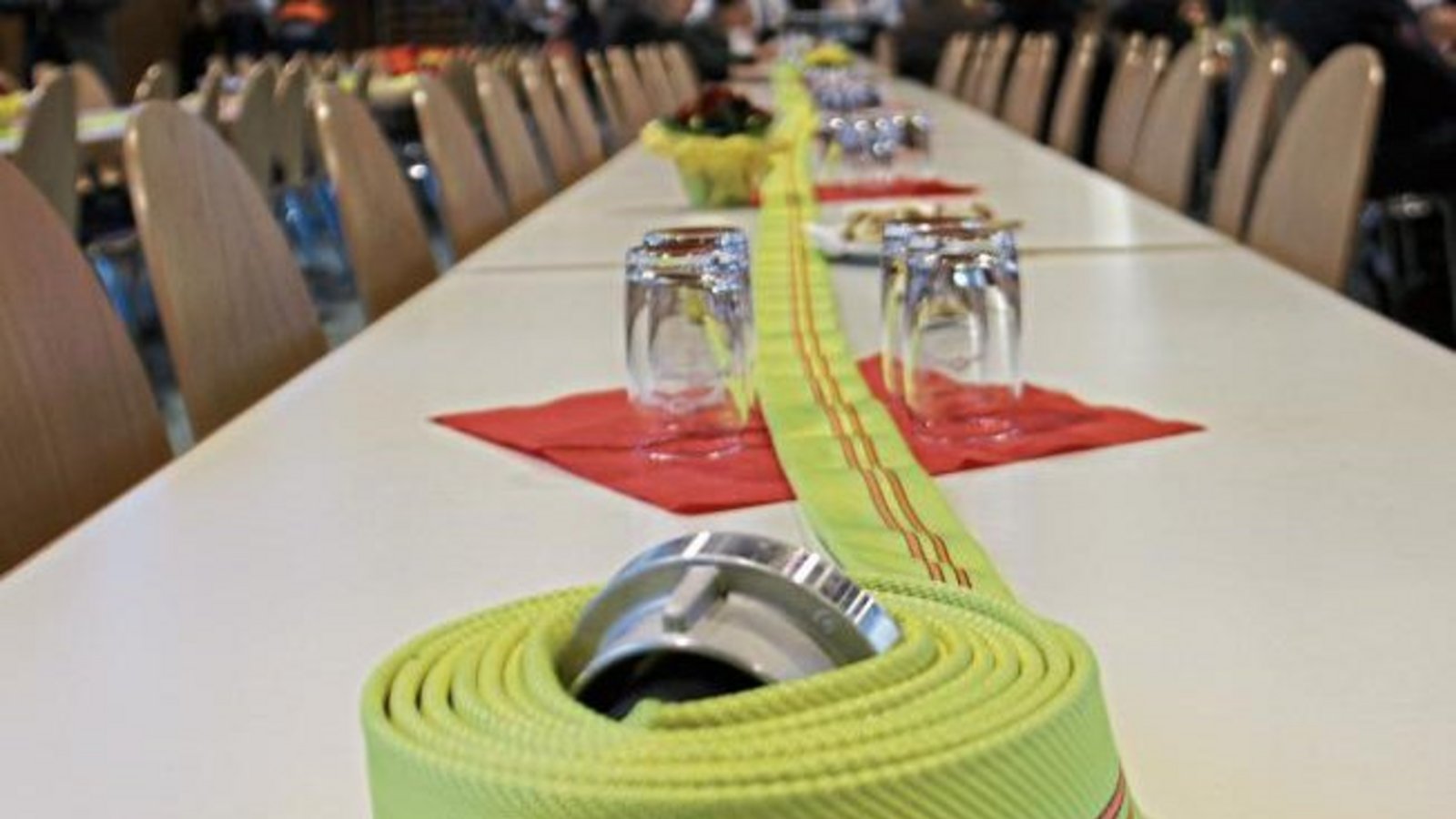 Geradezu frühlingshaft wirkt dieser Feuerwehrschlauch, der bei der Hauptversammlung der Sachsenheimer Feuerwehr in Hohenhaslach als Dekoration diente. Foto: Rücker Geradezu frühlingshaft wirkt dieser Feuerwehrschlauch, der bei der Hauptversammlung der Sachsenheimer Feuerwehr in Hohenhaslach als Dekoration diente. Foto: Rücker