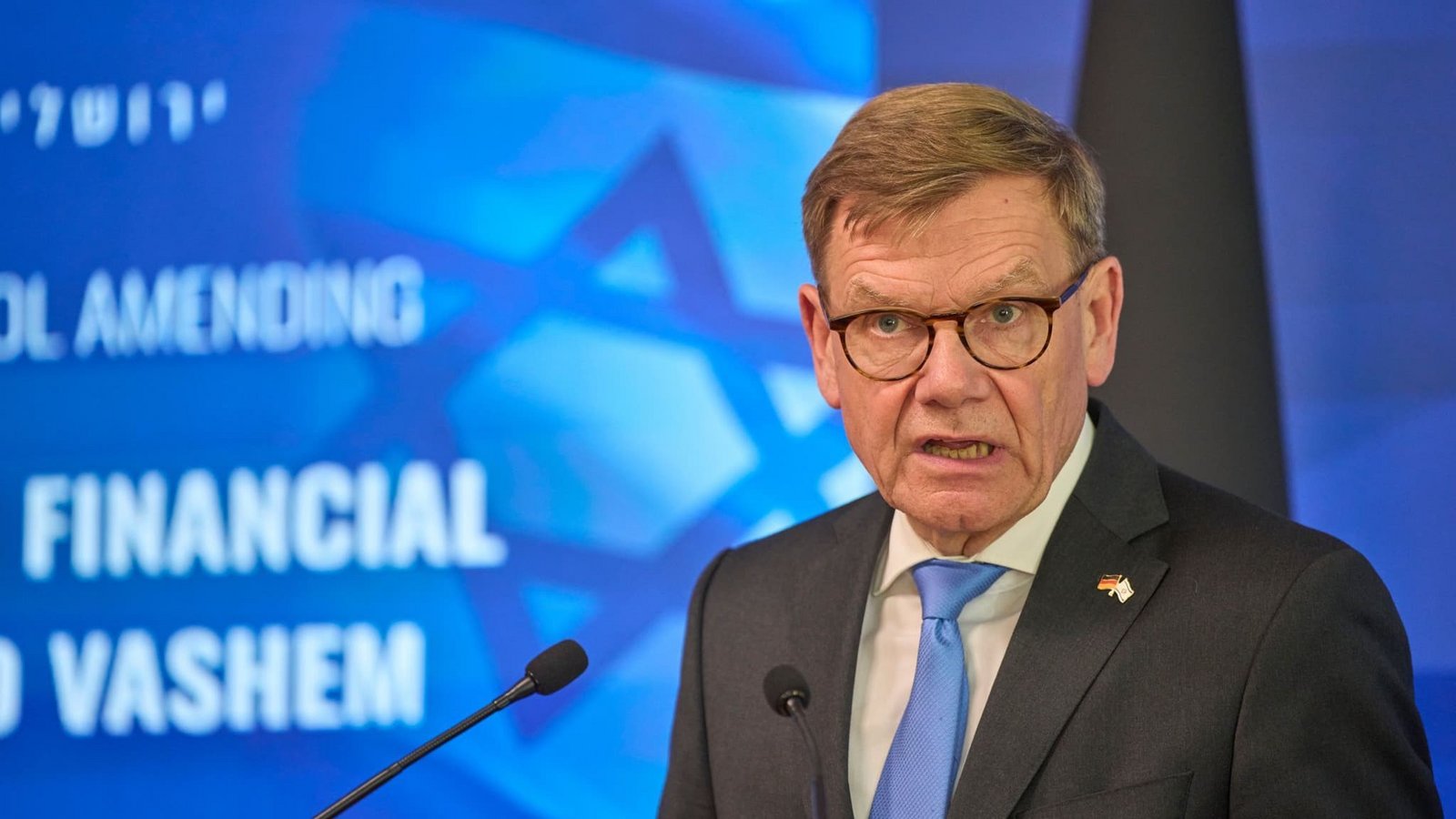 Außenminister Johann Wadephul spricht während einer gemeinsamen Pressekonferenz mit seinem israelischen Amtskollegen. (zu dpa: «Wadephul begrüßt angekündigte Hamas-Entwaffnung»)Ohad Zwigenberg/AP/dpa