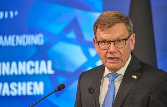 Außenminister Johann Wadephul spricht während einer gemeinsamen Pressekonferenz mit seinem israelischen Amtskollegen. (zu dpa: «Wadephul begrüßt angekündigte Hamas-Entwaffnung»)<span class='image-autor'>Ohad Zwigenberg/AP/dpa</span>