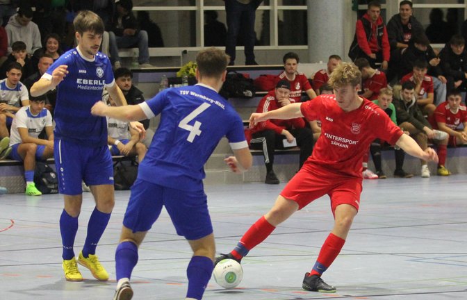 Von Gegenspielern des TSV Wurmberg-Neubärental umzingelt, versucht sich der Großglattbacher Manuel Mörk (rechts) zu befreien, um einen Querpass zu spielen. <span class='image-autor'>Foto: Dittrich</span>