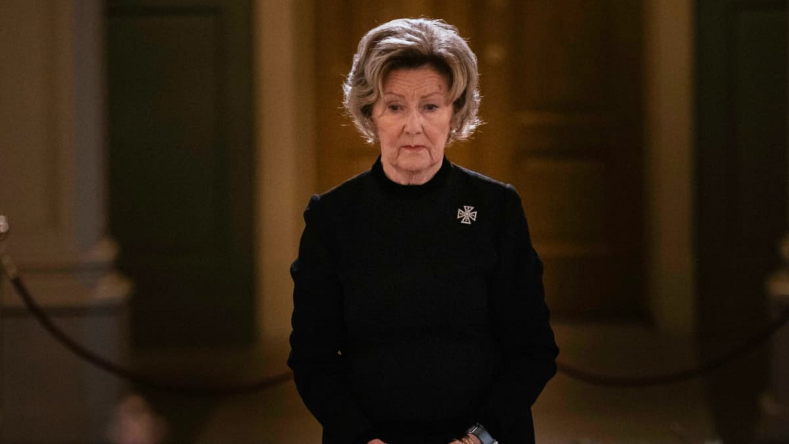 König Sonja in der Schlosskapelle am Sarg ihres verstorbenen Ehemanns.Ola Vatn, Det kongelige hoff