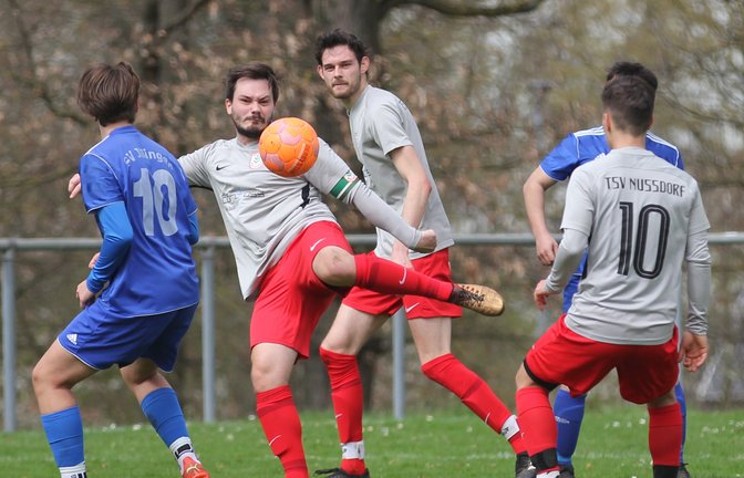 Ralph Schieler vom TSV Nussdorf II zieht ab. Der Ball landet nicht im Tor, seine Mannschaft gewinnt trotzdem mit 1:0. <span class='image-autor'>Foto: Dittrich</span>