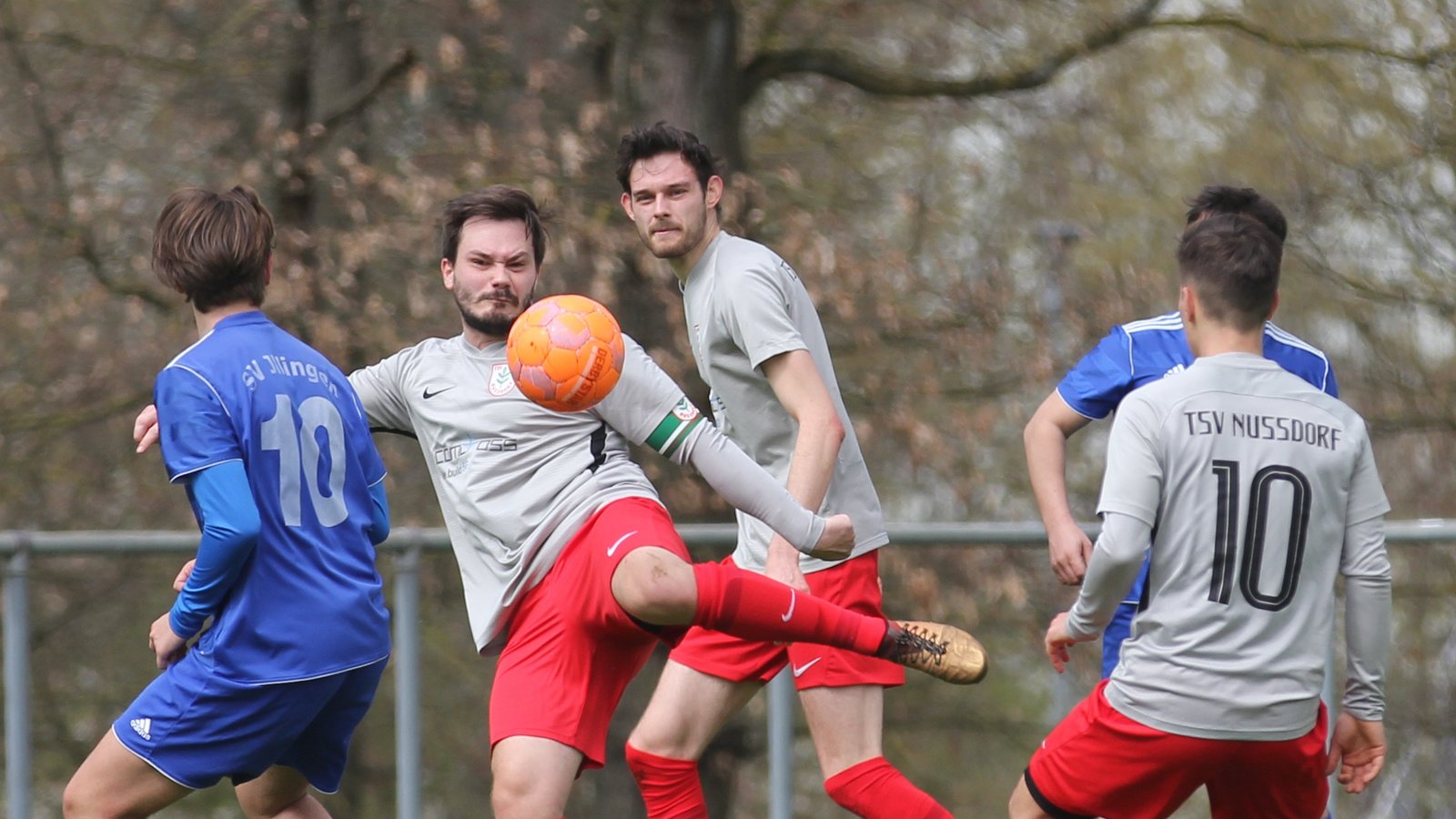 Ralph Schieler vom TSV Nussdorf II zieht ab. Der Ball landet nicht im Tor, seine Mannschaft gewinnt trotzdem mit 1:0. Foto: Dittrich Ralph Schieler vom TSV Nussdorf II zieht ab. Der Ball landet nicht im Tor, seine Mannschaft gewinnt trotzdem mit 1:0. Foto: Dittrich