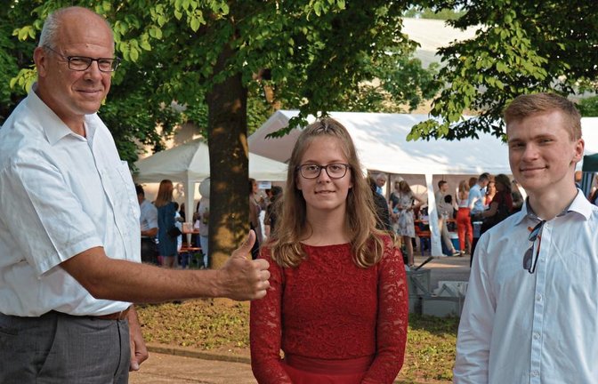 Oberstudiendirektor Stefan Ranzinger mit Lina Fischer und Fabian Henning.