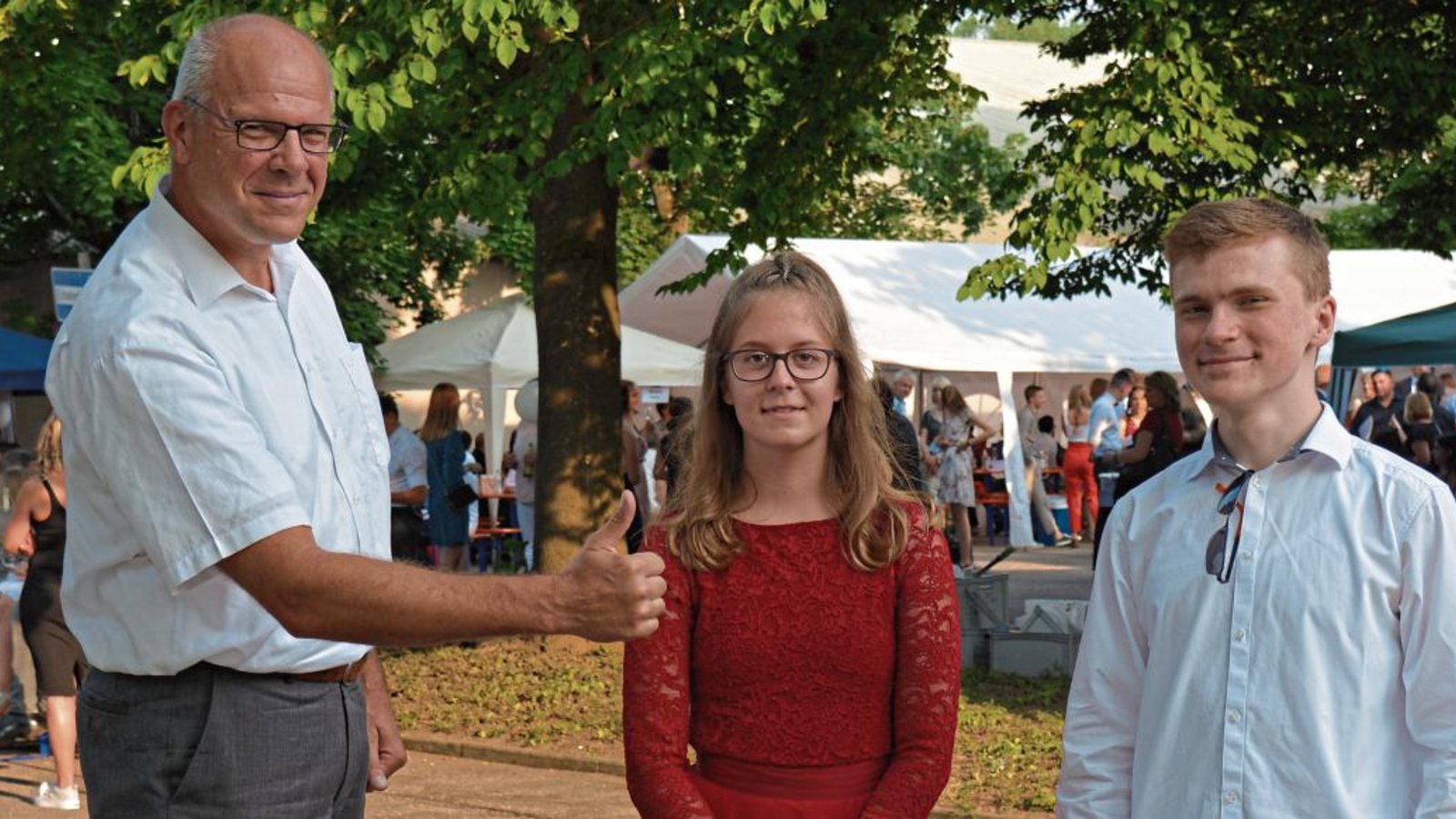 Oberstudiendirektor Stefan Ranzinger mit Lina Fischer und Fabian Henning. Oberstudiendirektor Stefan Ranzinger mit Lina Fischer und Fabian Henning.