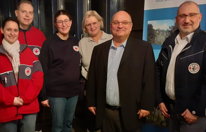 Der Bereitschaftsleiter Carlo Rasi (rechts) und Sersheims Bürgermeister Jürgen Scholz (Zweiter von rechts) freuen sich mit den Ehrenamtlichen des DRK-Ortsverbands über ein neues „Helfer vor Ort“-Team in Sersheim. <span class='image-autor'>Foto: Glemser</span>