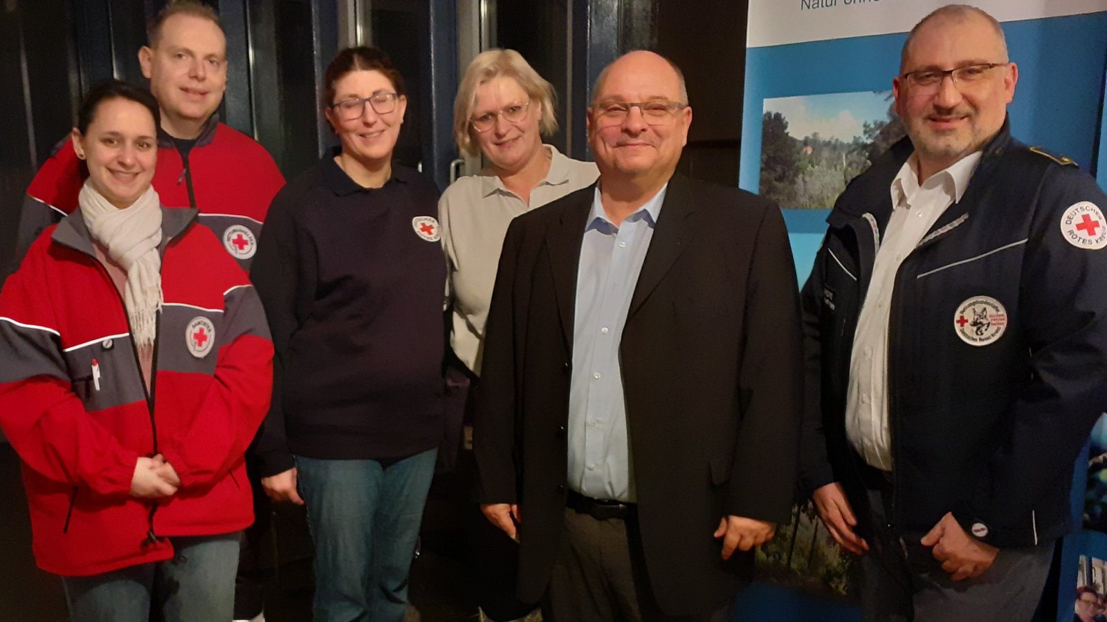 Der Bereitschaftsleiter Carlo Rasi (rechts) und Sersheims Bürgermeister Jürgen Scholz (Zweiter von rechts) freuen sich mit den Ehrenamtlichen des DRK-Ortsverbands über ein neues „Helfer vor Ort“-Team in Sersheim. Foto: Glemser Der Bereitschaftsleiter Carlo Rasi (rechts) und Sersheims Bürgermeister Jürgen Scholz (Zweiter von rechts) freuen sich mit den Ehrenamtlichen des DRK-Ortsverbands über ein neues „Helfer vor Ort“-Team in Sersheim. Foto: Glemser