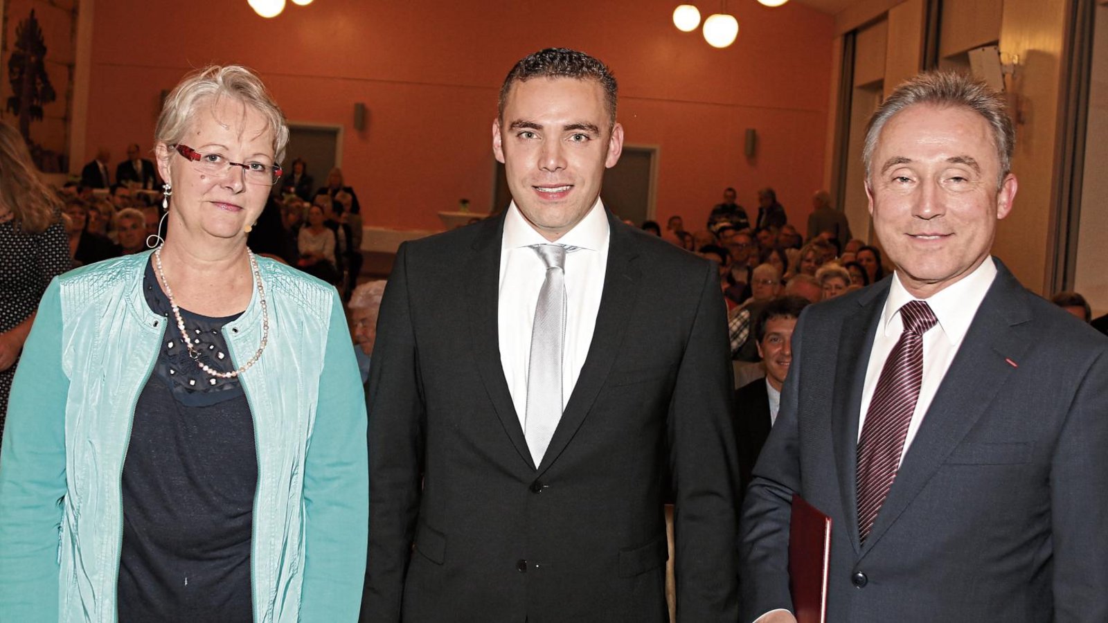 Feierliche Amtseinsetzung für den neuen Oberriexinger Bürgermeister: von links die stellvertretende Bürgermeisterin Beate Fetzer, Frank Wittendorfer und Landrat Rainer Haas. Foto: Bögel