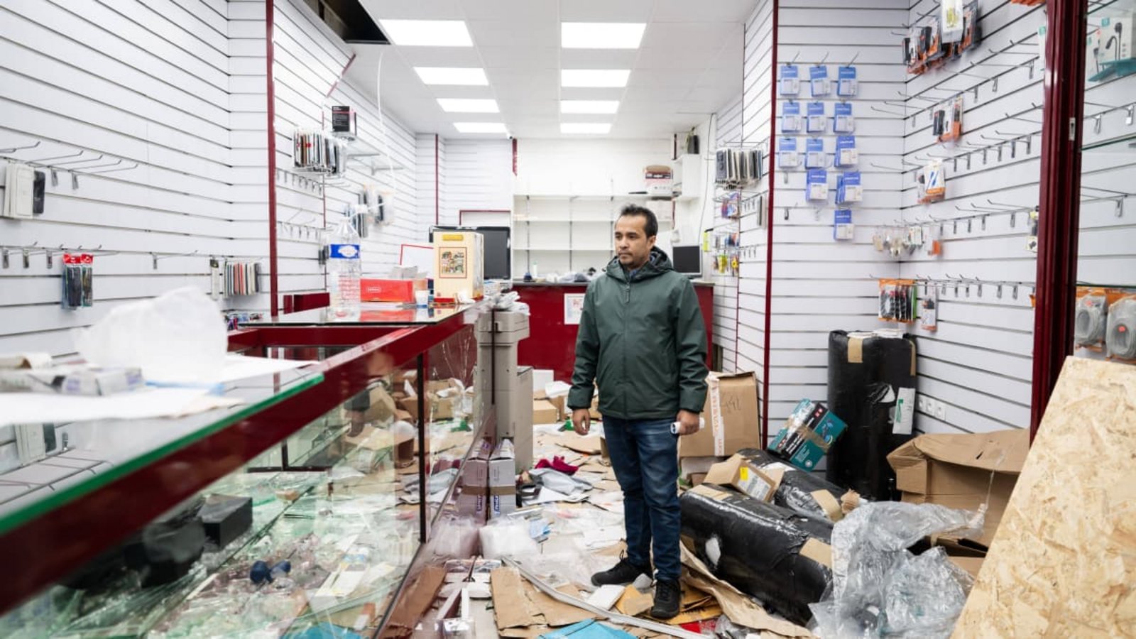 Im Zuge der Unruhen in Frankreich kam es zu Plünderungen, wie hier in einem Geschäft in Paris.IMAGO/Jumeau Alexis/ABACA