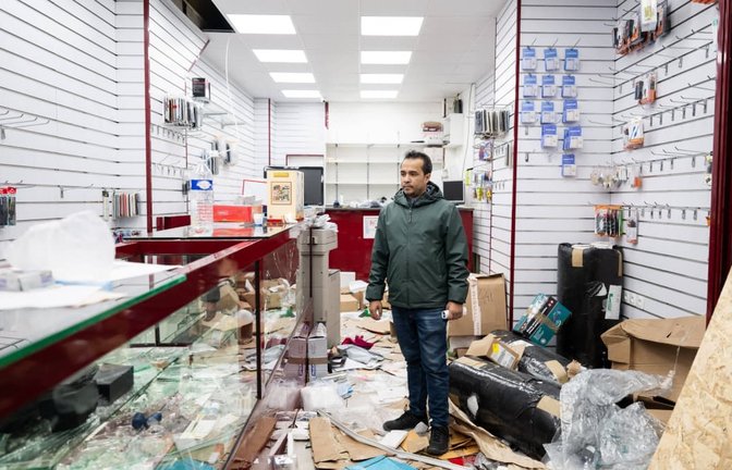 Im Zuge der Unruhen in Frankreich kam es zu Plünderungen, wie hier in einem Geschäft in Paris.<span class='image-autor'>IMAGO/Jumeau Alexis/ABACA</span>