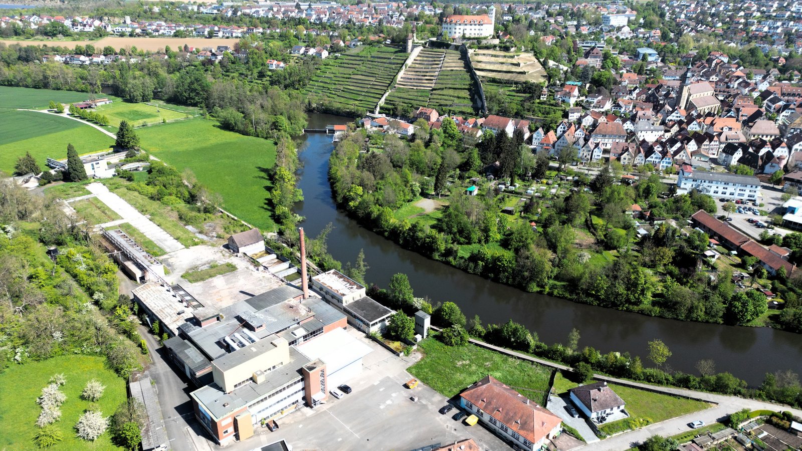 Spielt bei der Gartenschau „Enzückt 2029“ in Vaihingen eine große Rolle: das ehemalige Areal der Firma Häcker. Auf der anderen Seite der Enz sind die Bürgergärten. Archivfoto: Küppers/VKZ Spielt bei der Gartenschau „Enzückt 2029“ in Vaihingen eine große Rolle: das ehemalige Areal der Firma Häcker. Auf der anderen Seite der Enz sind die Bürgergärten. Archivfoto: Küppers/VKZ