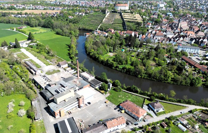 Spielt bei der Gartenschau „Enzückt 2029“ in Vaihingen eine große Rolle: das ehemalige Areal der Firma Häcker. Auf der anderen Seite der Enz sind die Bürgergärten.  Archivfoto: Küppers/VKZ