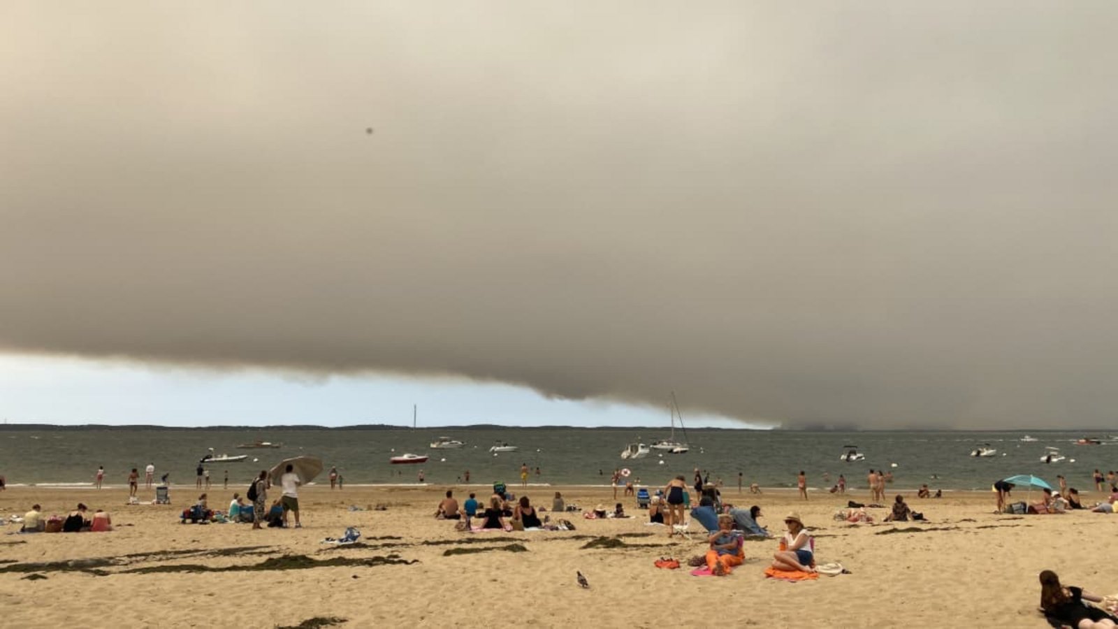 Eine Rauchwolke zieht über die Urlauber hinweg, die am Strand ihre Ferien genießen wollen.Privat Eine Rauchwolke zieht über die Urlauber hinweg, die am Strand ihre Ferien genießen wollen.Privat