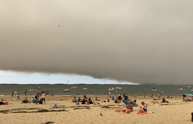 Eine Rauchwolke zieht über die Urlauber hinweg, die am Strand ihre Ferien genießen wollen.<span class='image-autor'>Privat</span>