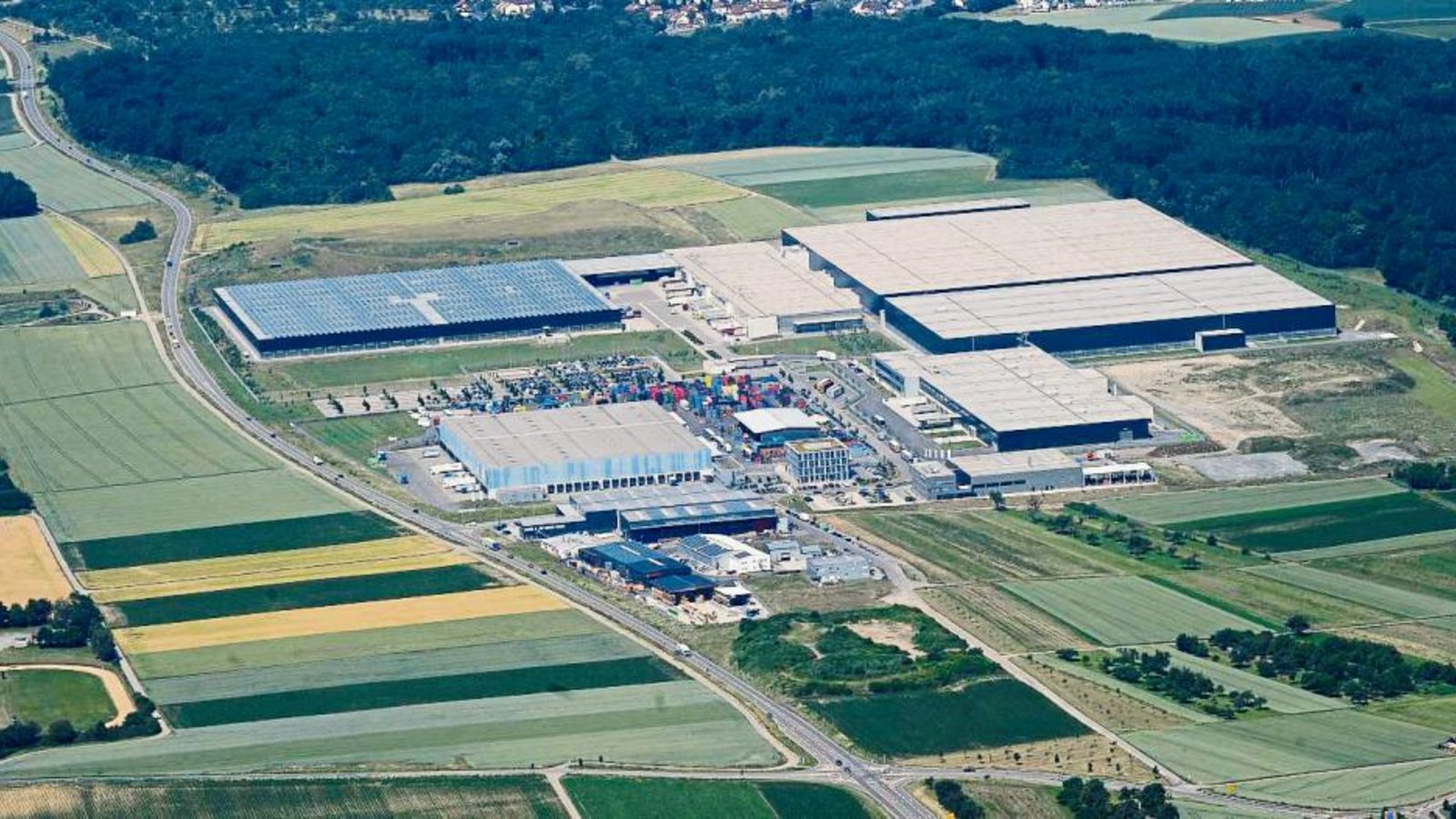 Blick auf das Gewerbegebiet Eichwald; links der Umgehungsstraße die Flächen der Süderweiterung. Foto: Kuhnle Blick auf das Gewerbegebiet Eichwald; links der Umgehungsstraße die Flächen der Süderweiterung. Foto: Kuhnle