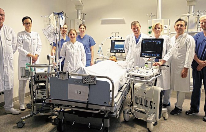 Eineinhalb Jahre wurden die Mitarbeiter in Sachen Lungenersatztherapie geschult (von links): Felix Schumacher, Ute Oltmanns, Simon Merk, Ines Fröhlich, Svenja Werner, Cengiz Balkan, Sabine Maier, Rene Gulde und Gunnar Strehlke.  Foto: Friedrich