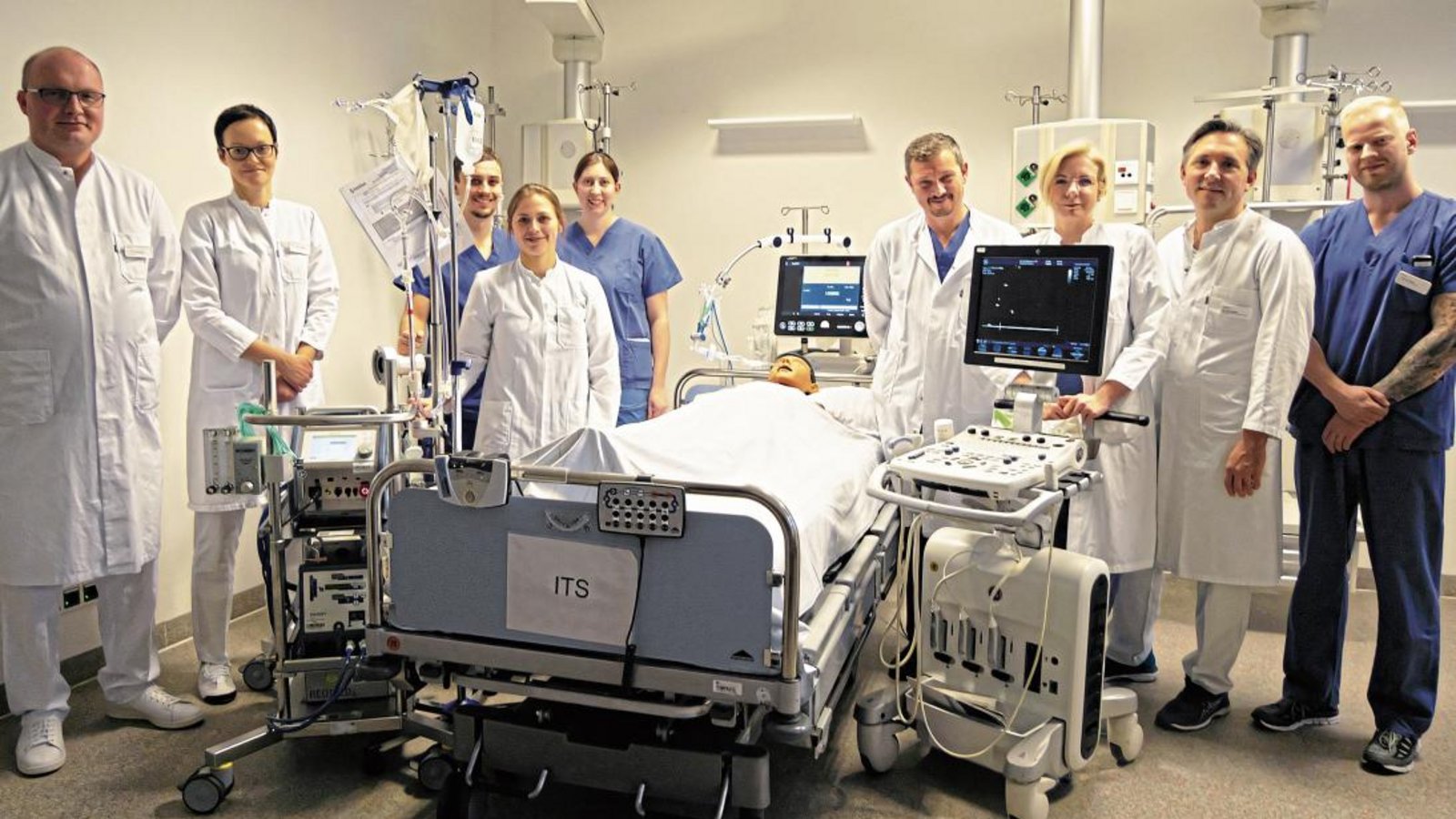 Eineinhalb Jahre wurden die Mitarbeiter in Sachen Lungenersatztherapie geschult (von links): Felix Schumacher, Ute Oltmanns, Simon Merk, Ines Fröhlich, Svenja Werner, Cengiz Balkan, Sabine Maier, Rene Gulde und Gunnar Strehlke.  Foto: Friedrich