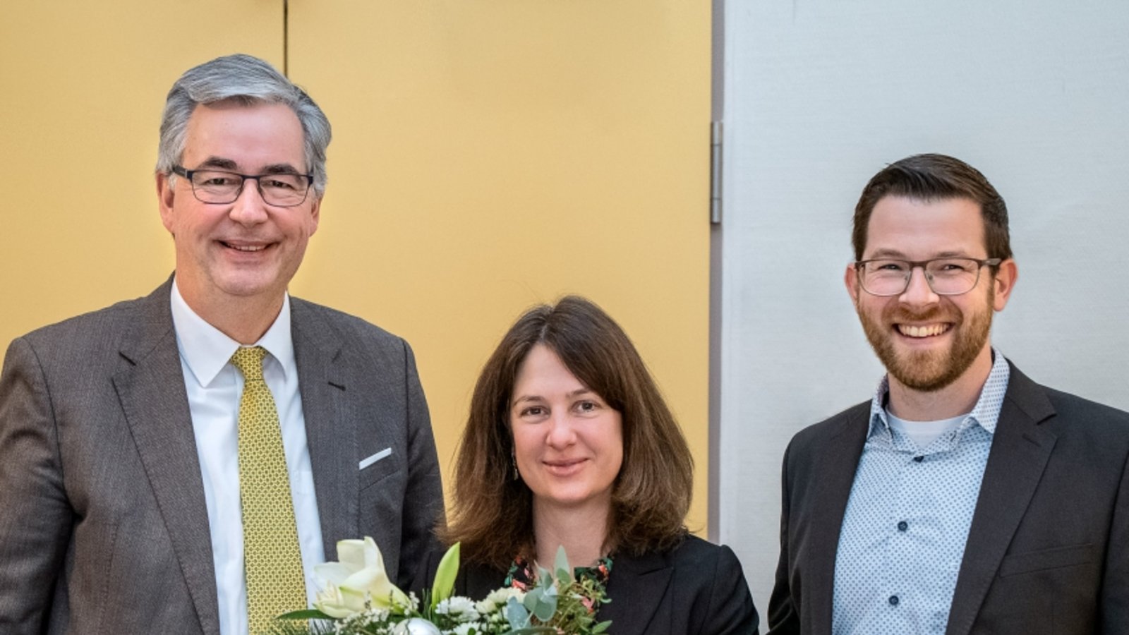 Landrat Allgaier (links) und Bürgermeister Jens Hübner gratulieren Anke Kollmar.  Foto: LL