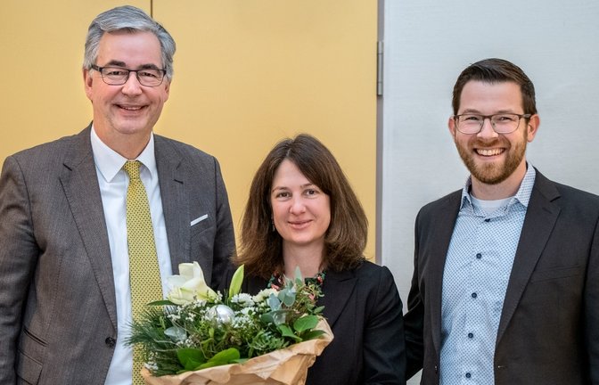Landrat Allgaier (links) und Bürgermeister Jens Hübner gratulieren Anke Kollmar.  <span class='image-autor'>Foto: LL</span>