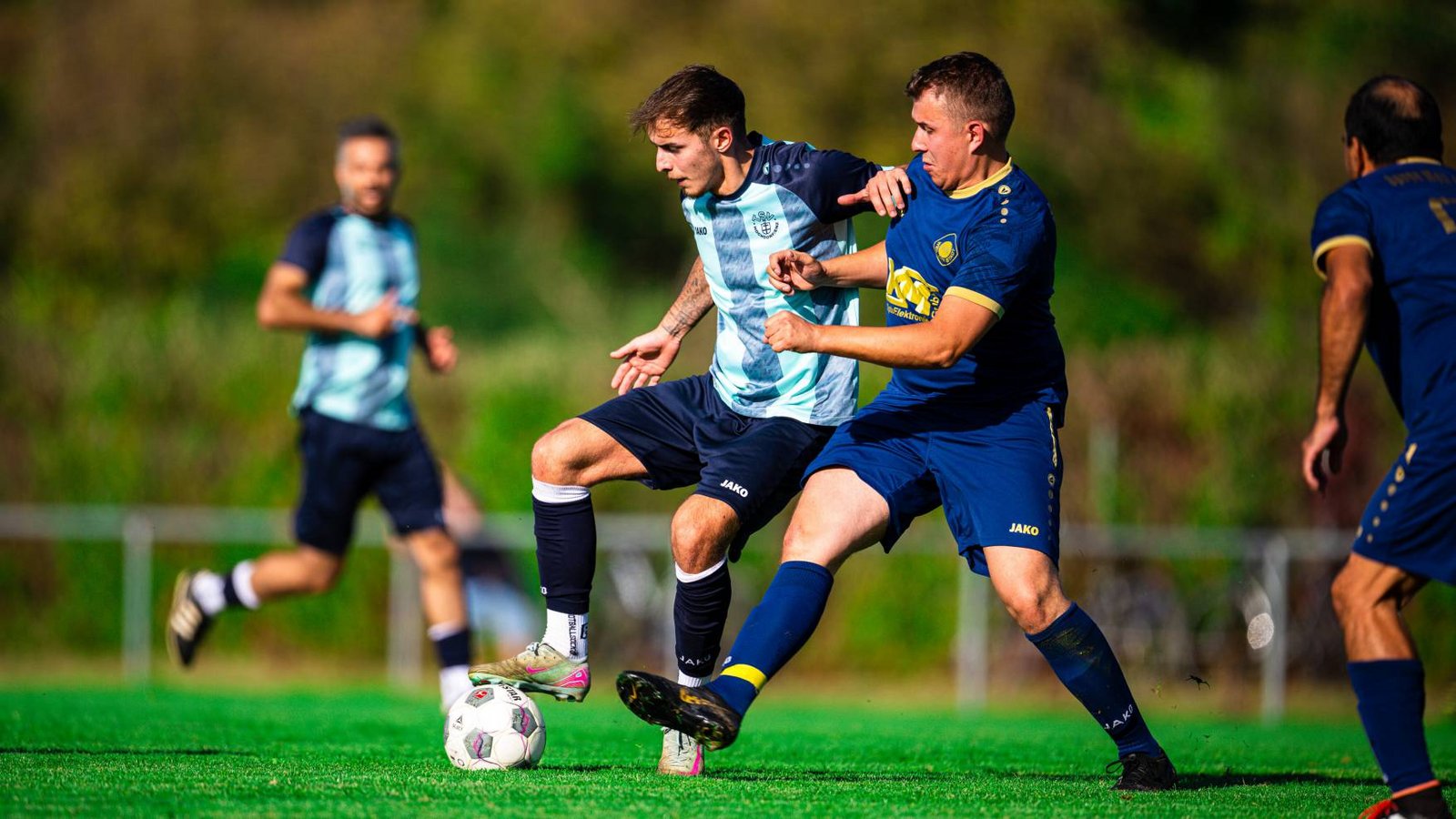 Andre Joaquim Faria Duarte (links) peilt mit dem TSV Hochdorf beim SV Gebersheim II einen Auswärtssieg an. Foto: Krause Andre Joaquim Faria Duarte (links) peilt mit dem TSV Hochdorf beim SV Gebersheim II einen Auswärtssieg an. Foto: Krause